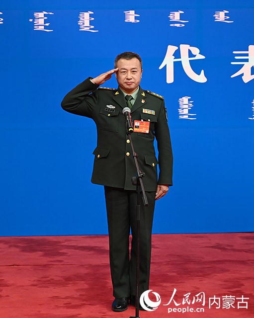 內(nèi)蒙古自治區(qū)人大代表陳在林亮相“代表通道”。人民網(wǎng) 劉藝琳攝