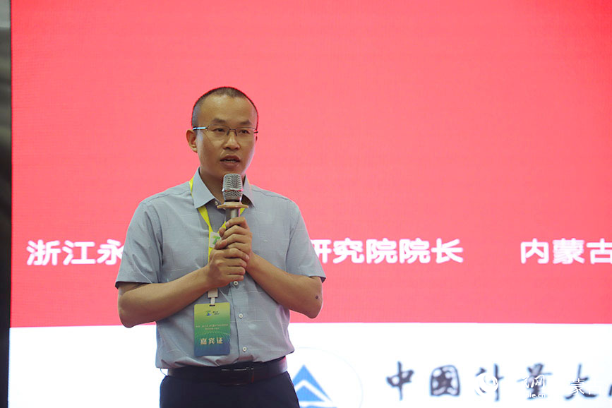 內(nèi)蒙古農(nóng)牧品牌建設(shè)專家組成員、永續(xù)農(nóng)業(yè)品牌研究院執(zhí)行院長(zhǎng)、中國(guó)計(jì)量大學(xué)媒體與文化傳播系主任李闖發(fā)言。人民網(wǎng)記者 趙夢(mèng)月攝