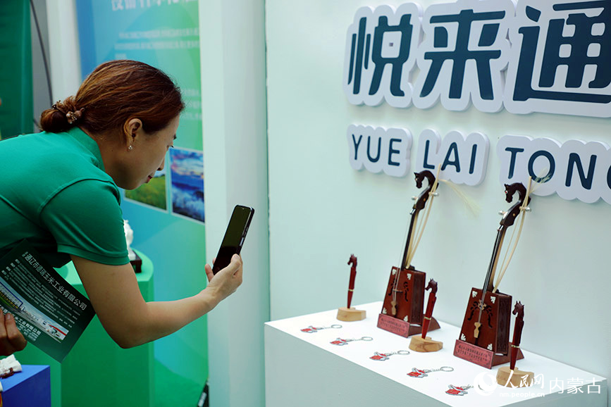 通遼市特色優(yōu)質(zhì)農(nóng)畜、文旅產(chǎn)品展區(qū)現(xiàn)場(chǎng)。人民網(wǎng)記者 趙夢(mèng)月攝