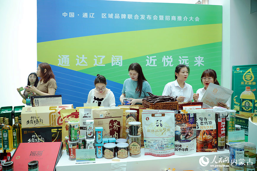 通遼市特色優(yōu)質(zhì)農(nóng)畜、文旅產(chǎn)品展區(qū)現(xiàn)場(chǎng)。人民網(wǎng)記者 趙夢(mèng)月攝