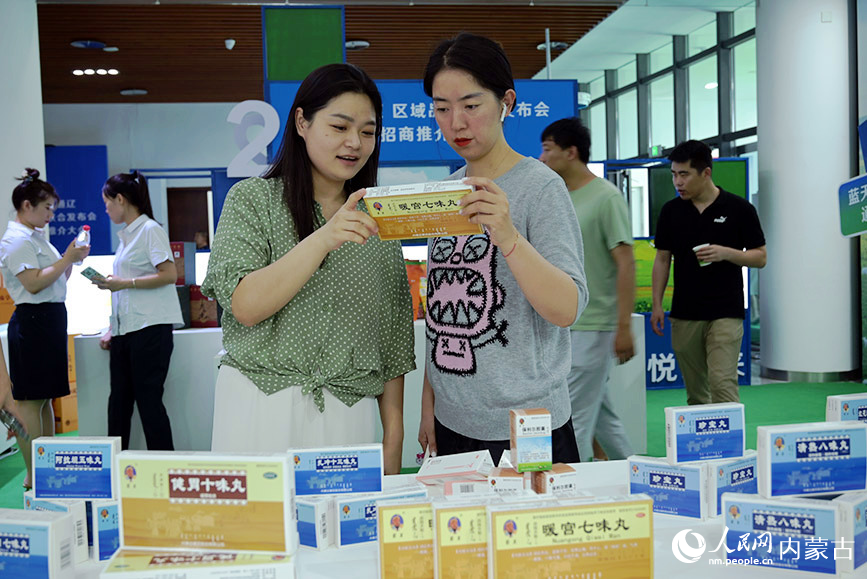 通遼市特色優(yōu)質(zhì)農(nóng)畜、文旅產(chǎn)品展區(qū)現(xiàn)場。人民網(wǎng) 寇雅楠攝