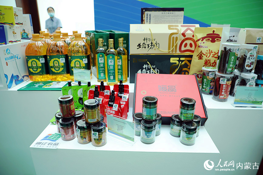 通遼市特色優(yōu)質(zhì)農(nóng)畜、文旅產(chǎn)品展區(qū)現(xiàn)場。人民網(wǎng)記者 趙夢(mèng)月攝