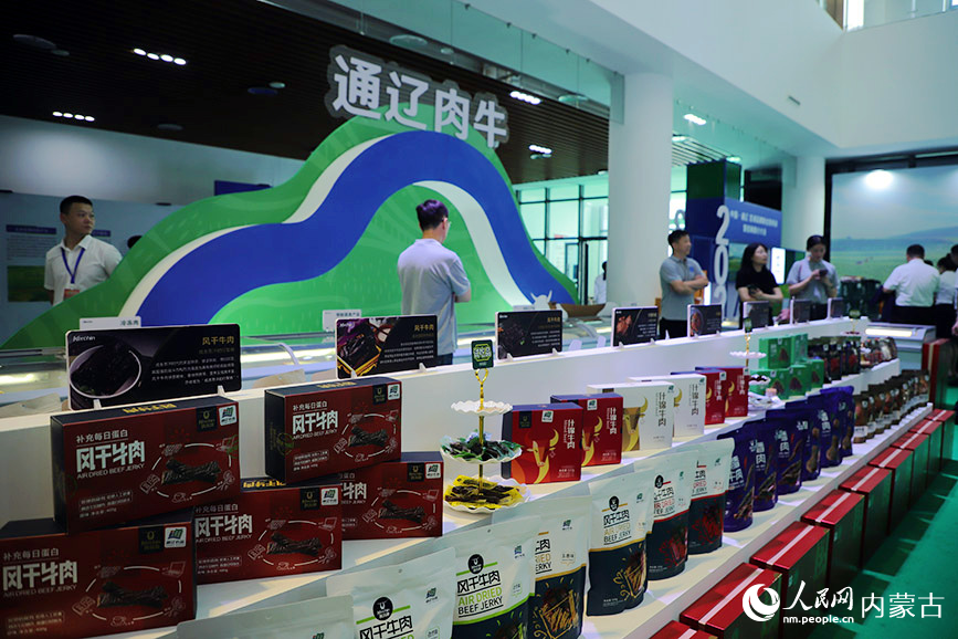 通遼市特色優(yōu)質(zhì)農(nóng)畜、文旅產(chǎn)品展區(qū)現(xiàn)場。人民網(wǎng)記者 趙夢月攝