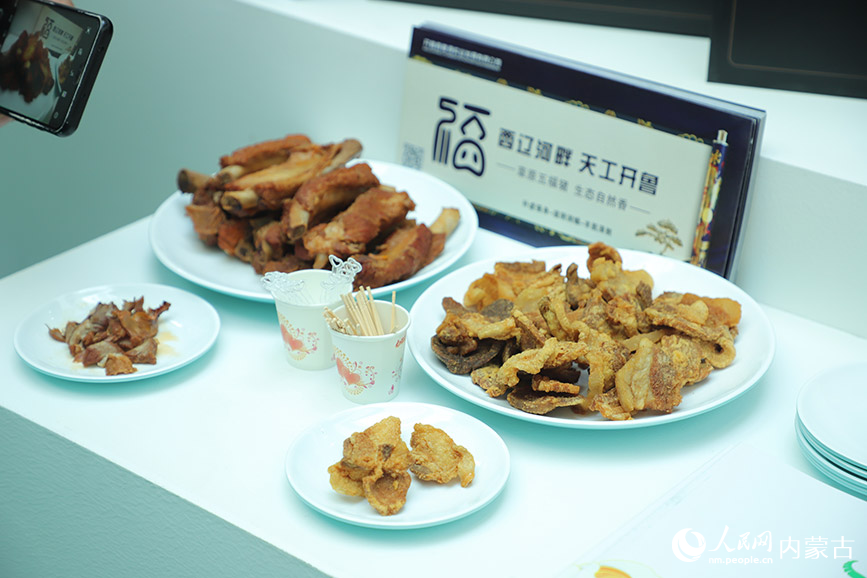 展區(qū)給參觀嘉賓提供試吃。人民網(wǎng)記者 趙夢(mèng)月攝