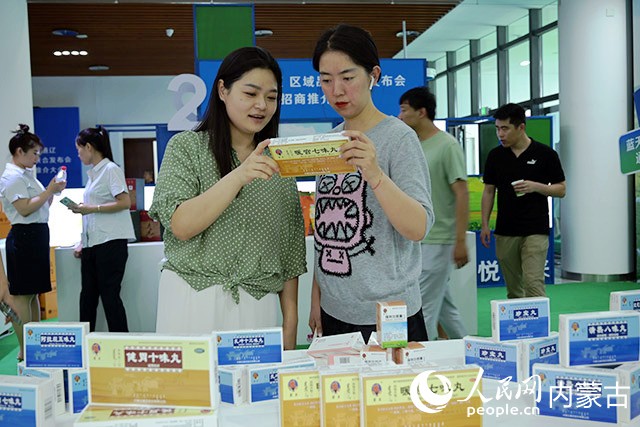 通遼市特色優(yōu)質(zhì)農(nóng)畜、文旅產(chǎn)品展區(qū)。人民網(wǎng) 寇雅楠攝