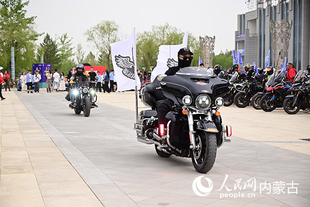 機車騎手在鄂爾多斯國際賽車場機器人廣場出發(fā)。人民網(wǎng)記者 寇雅楠