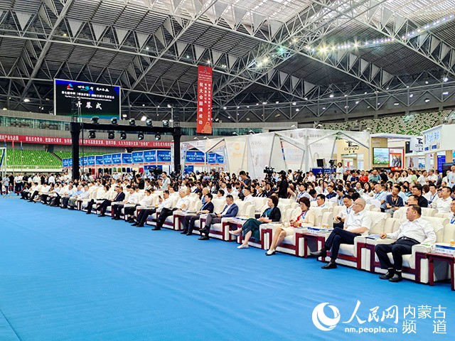 第七屆中國（鄂爾多斯）國際羊絨羊毛展覽會開幕式現(xiàn)場。人民網(wǎng)記者 白建平攝